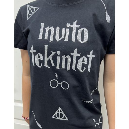 Invito tekintet póló